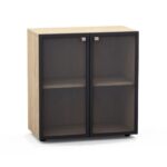 uosiu spalvos spintele su juodomis stiklinėmis durelėmis